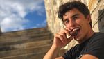 Gaya Keren Marc Marquez Saat Minum Kelapa Muda di Mandalika