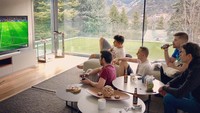 Momen santai Marc Marquez bersama teman-temannya ia abadikan dan unggah ke INstagram. Mereka tampak bermain video games dan menikmati camilan. Foto: Instagram @marcmarquez93