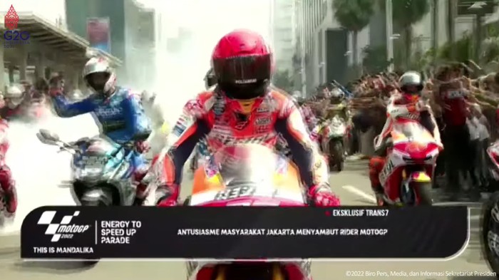 Marc Marquez dan sejumlah rider MotoGP melakukan konvoi di jalanan Jakarta