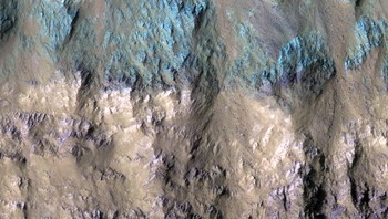 Batu itu terbentuk jutaan atau miliaran tahun yang lalu ketika sedimen lepas mengendap di kawah, satu lapis pada satu waktu, dan kemudian disemen di tempatnya, tulis NASA lewat postingan blognya. Foto: UAHiRISE/NASA