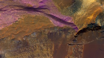 Para ilmuwan telah mempelajari rekahan ini dan menentukan bahwa karena potongan-potongan itu menyatu dengan sempurna, ini terjadi setelah endapan telah berubah menjadi batu. Foto: UAHiRISE/NASA