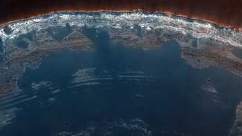 Tidak jelas bagaimana tepatnya endapan itu terbentuk, tetapi endapan itu bisa dibuat dalam rentang waktu tahunan, atau bahkan lebih lama. Foto: UAHiRISE/NASA