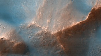 Beberapa ilmuwan telah menyarankan bahwa proses periodik bisa menjadi hasil dari perubahan iklim yang terkait dengan variasi orbit Mars. Foto: UAHiRISE/NASA