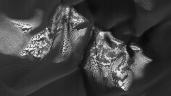 Gambar terbaru yang dirilis dari satelit Mars mengungkap sekilas masa lalu planet tersebut yang kompleks hingga kini menjadi gersang dan berdebu. Foto: UAHiRISE/NASA