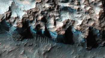 Deposit berlapis dapat ditemukan di seluruh Mars, tetapi Kawah Danielson mengandung beberapa yang paling spektakuler dan paling terpelihara. Foto: UAHiRISE/NASA