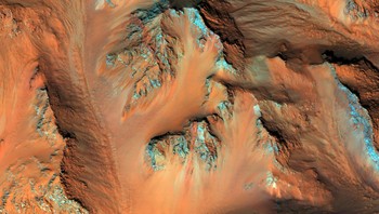 Yang lebih menarik lagi, wilayah ini tampak memiliki jarak yang sama dengan tingkat erosi yang berbeda: lapisan yang lebih kuat membentuk anak tangga, dengan lapisan material yang lebih lunak di dalamnya. Foto: UAHiRISE/NASA