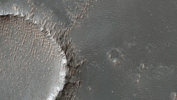 Tingkat kerataan lapisan ini berarti mereka tidak dapat dibuat oleh proses acak, seperti peristiwa tumbukan. Foto: UAHiRISE/NASA