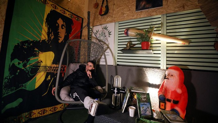 A worker smokes a joint at a medical cannabis cafe in Tira, an Arab village in central Israel March 2, 2022. Picture taken on March 2, 2022. REUTERS/Ammar Awad     TPX IMAGES OF THE DAY