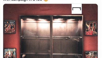 Lemari trofi MU terpantau sudah lama kosong melompong. Foto: Twitter