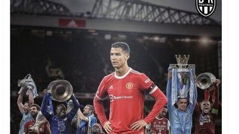 Cristiano Ronaldo digambarkan tercenung dengan kenyataan MU harus puasa gelar selama 5 tahun. Foto: Twitter