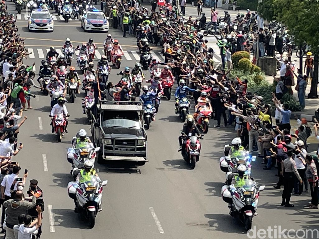 Parade MotoGP berlangsung meriah saat melintasi Jalan MH Thamrin, Jakarta Pusat, Rabu (16/03/2022).