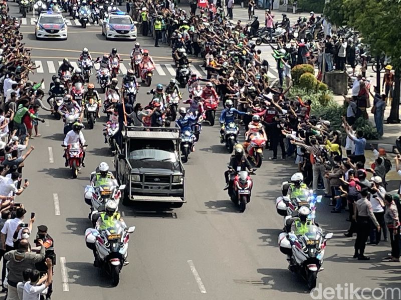 Parade MotoGP berlangsung meriah saat melintasi Jalan MH Thamrin, Jakarta Pusat, Rabu (16/03/2022).