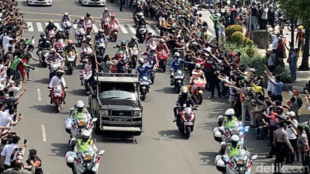 Parade MotoGP berlangsung meriah saat melintasi Jalan MH Thamrin, Jakarta Pusat, Rabu (16/03/2022).