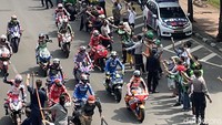 Pantauan detikcom, Rabu (16/3/2022) pukul 10.05 WIB di Patung Kuda, rombongan pebalap MotoGP melintas. Mereka melambaikan tangan kepada warga yang berada di sepanjang rute.  