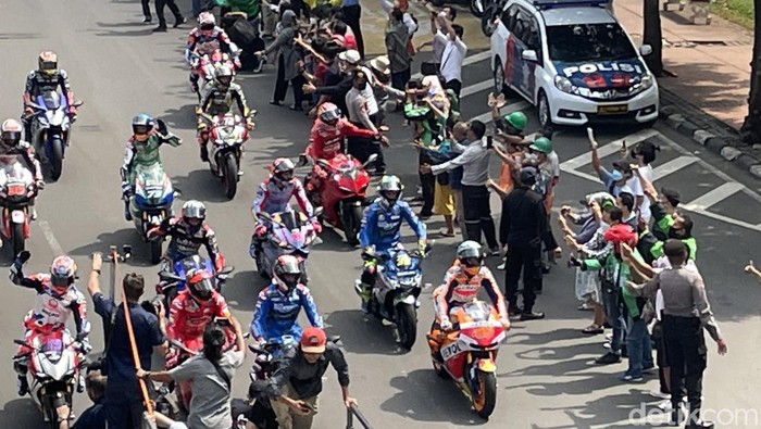 Parade MotoGP berlangsung meriah saat melintasi Jalan MH Thamrin, Jakarta Pusat, Rabu (16/03/2022).