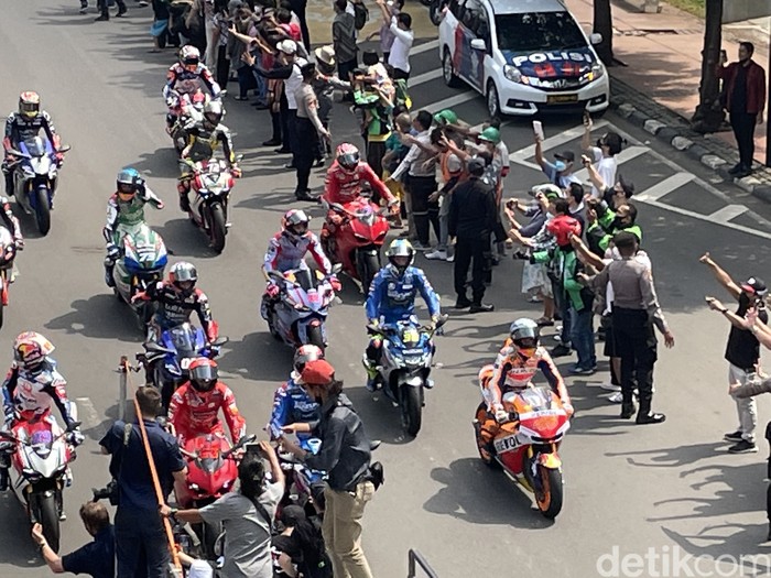 Parade MotoGP berlangsung meriah saat melintasi Jalan MH Thamrin, Jakarta Pusat, Rabu (16/03/2022).