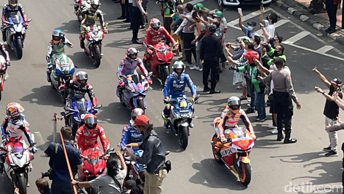 Parade MotoGP berlangsung meriah saat melintasi Jalan MH Thamrin, Jakarta Pusat, Rabu (16/03/2022).