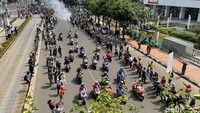 Parade MotoGP berlangsung meriah saat melintasi Jalan MH Thamrin, Jakarta Pusat, Rabu (16/3/2022).  