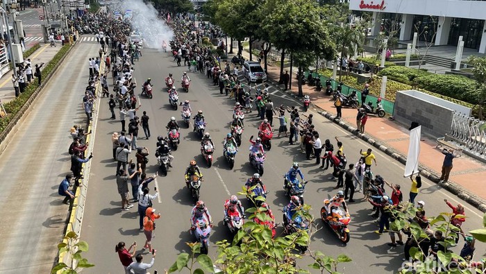 Parade MotoGP berlangsung meriah saat melintasi Jalan MH Thamrin, Jakarta Pusat, Rabu (16/03/2022).