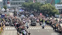 Terlihat mereka juga melambaikan tangannya ke para awak media. Kemudian, para pengguna moge juga turut hadir dalam parade ini.  