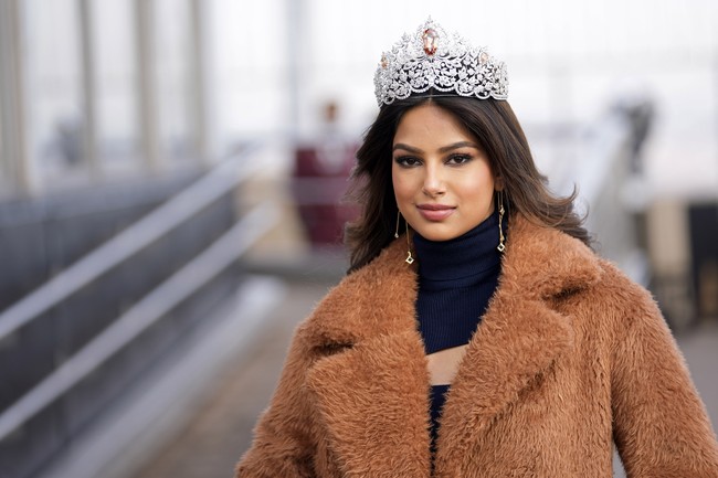 Aksi body shaming netizen pada Miss Universe 2021 Harnaaz Sandhu ini mendapat perhatian dari Miss Universe 2018 Catriona Gray. Dia mengaku kecewa melihat publik yang masih saja menjatuhkan wanita dengan mengejek bentuk tubuhnya. Foto: Dok. AP