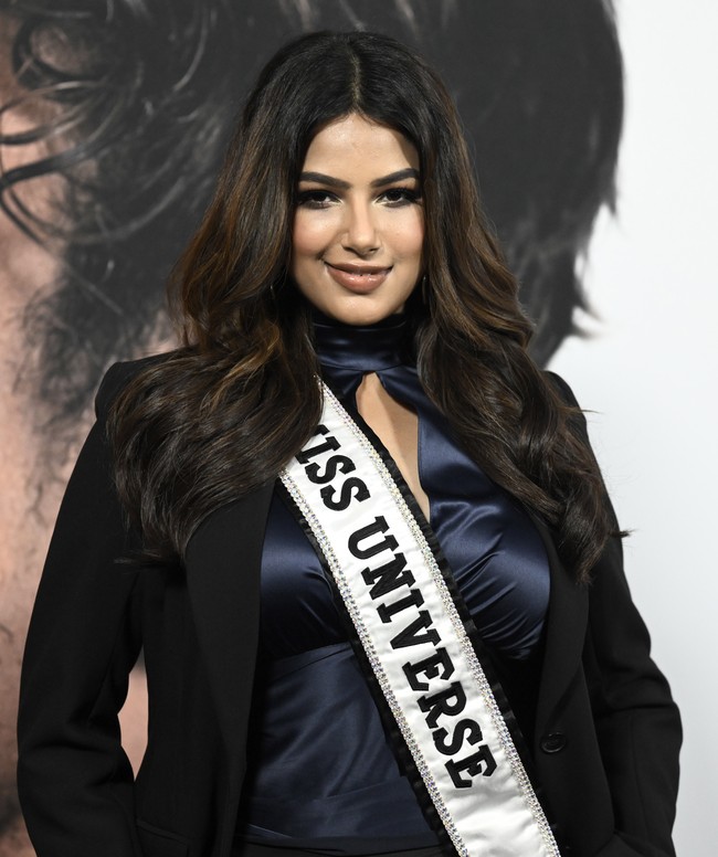 Kini setelah sukses dan menyandang gelar ratu kecantikan, ia kembali di-bully di media sosial akibat tubuhnya yang dianggap lebih berisi setelah menang kontes ratu sejagad. Foto: Dok. AP