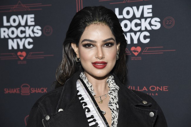 Harnaaz Sandhu sendiri tampaknya tak mempersoalkan body shaming yang dialamatkan padanya. Ia tetap menjalani kegiatan sebagai Miss Universe dan menebar positivisme ke dunia. Foto: Dok. AP