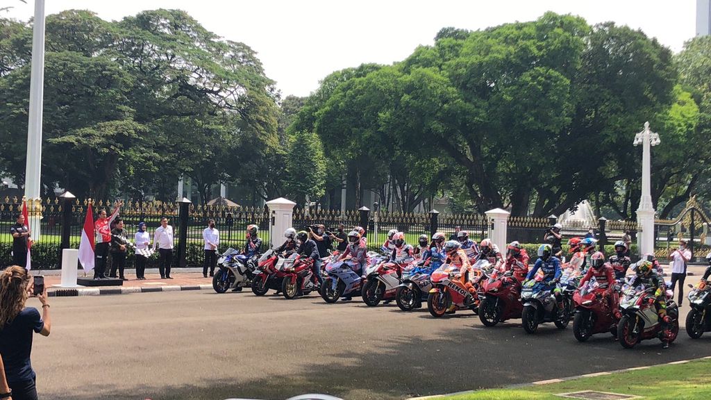 Momen Jokowi melepas parade pebalap MotoGP di depan Istana Merdeka (Hanafi Aryan/detikcom)