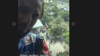Sementara Johann Zarco memperlihatkan pemandangan di pusat kota Jakarta sesaat sebelum ia mengikuti parade. Tampak ia sudah memakai kostum balap. Foto: Twitter