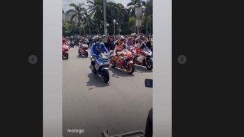 Marco Bezzecchi memperlihatkan di Stories-nya bagaimana antusiame warga Jakarta menyambut mereka. Seru banget! Foto: Twitter