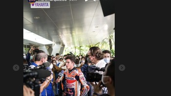 Ia juga menampilkan saat dikerumuni oleh para fans di Jakarta. Foto: Instagram
