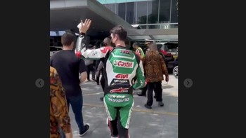 Ia memajang momen saat melambaikan tangan menyapa fans saat akan mengikuti parade. Foto: Instagram