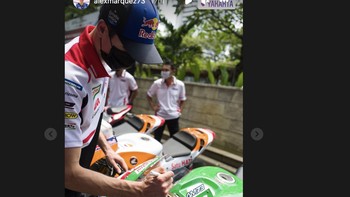 Sama seperti kakanya, Alex Marquez juga memberikan tanda tangan di motor salah satu fans. Foto: Instagram
