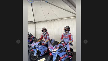Fabio Di Giannantonio memajang video saat dia bersiap di motornya untuk mengikuti parade. Foto: Instagram