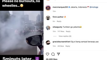 Marc Marquez langsung memajang foto ini di Instagram-nya, di mana dia tampak menggeber motor saat parade di Jakarta sampai banyak asap. Tolong jangan keluar asap tapi beginilah 5 menit kemudian, tulisnya. Foto: Instagram