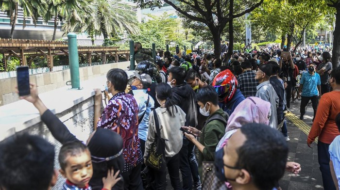 Momen Pebalap MotoGP Ngegas Bareng di Bundaran HI Warga memotret pembalap motoGP usai mengikuti parade di kawasan Bundaran HI, Jakarta, Rabu (16/3/2022). Parade tersebut untuk memeriahkan pagelaran MotoGP seri kedua Pertamina Grand Prix of Indonesia di Pertamina Mandalika International Street Circuit pada 18 - 20 Maret 2022. ANTARA FOTO/Galih Pradipta/tom.