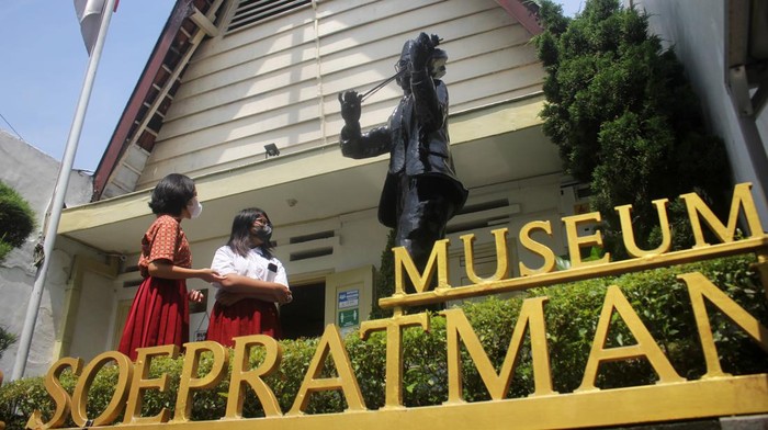 Pelajar mengamati koleksi yang dipajang di Museum WR Soepratman di Surabaya, Jawa Timur, Rabu (16/3/2022). Museum yang merupakan bekas rumah WR Soepratman itu kembali dibuka seiring menurunnya kasus COVID-19 di Surabaya dan mulai ramai dikunjungi pelajar menjelang hari lahir WR Supratman pada 19 Maret. ANTARA FOTO/Patrik Cahyo Lumintu/Zk/tom.