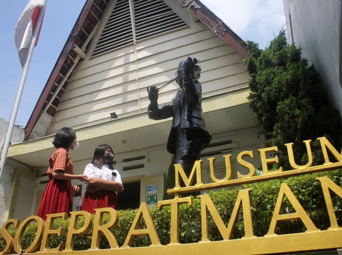 Pelajar mengamati koleksi yang dipajang di Museum WR Soepratman di Surabaya, Jawa Timur, Rabu (16/3/2022). Museum yang merupakan bekas rumah WR Soepratman itu kembali dibuka seiring menurunnya kasus COVID-19 di Surabaya dan mulai ramai dikunjungi pelajar menjelang hari lahir WR Supratman pada 19 Maret. ANTARA FOTO/Patrik Cahyo Lumintu/Zk/tom.