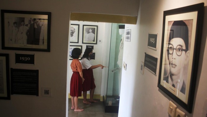 Pelajar mengamati koleksi yang dipajang di Museum WR Soepratman di Surabaya, Jawa Timur, Rabu (16/3/2022). Museum yang merupakan bekas rumah WR Soepratman itu kembali dibuka seiring menurunnya kasus COVID-19 di Surabaya dan mulai ramai dikunjungi pelajar menjelang hari lahir WR Supratman pada 19 Maret. ANTARA FOTO/Patrik Cahyo Lumintu/Zk/tom.