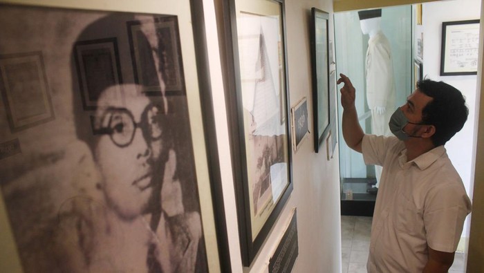Pelajar mengamati koleksi yang dipajang di Museum WR Soepratman di Surabaya, Jawa Timur, Rabu (16/3/2022). Museum yang merupakan bekas rumah WR Soepratman itu kembali dibuka seiring menurunnya kasus COVID-19 di Surabaya dan mulai ramai dikunjungi pelajar menjelang hari lahir WR Supratman pada 19 Maret. ANTARA FOTO/Patrik Cahyo Lumintu/Zk/tom.