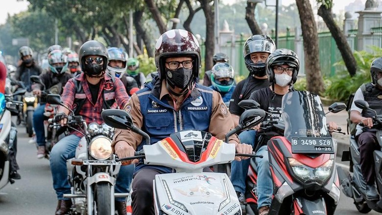 Naik Motor Listrik, Sandiaga Lepas Rombongan Bikers ke Mandalika