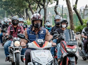 Naik Motor Listrik, Sandiaga Lepas Rombongan Bikers ke Mandalika