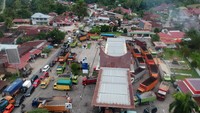 Antrean kendaraan terjadi di sejumlah SPBU di provinsi itu karena bahan bakar solar bersubsidi cepat habis.