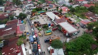 Foto udara sejumlah truk mengantre mengisi bahan bakar solar bersubsidi di SPBU Palapa, Kabupaten Padangpariaman, Sumatera Barat, Rabu (16/3/2022).