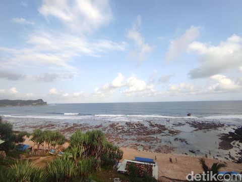 Pantai Nampu di Desa Gunturharjo, Kecamatan Paranggupito.