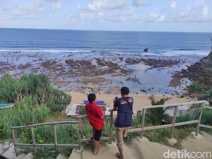 Pantai Nampu di Desa Gunturharjo, Kecamatan Paranggupito.