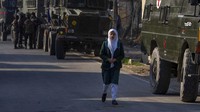 Tentara dengan kendaraan lapis baja disiagakan di Srinagar usai bentrokan.