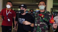 Pebalap MotoGP dari tim Repsol Honda Marc Marquez (tengah) setibanya di Bandara Soekarno Hatta,Tangerang, Banten, Selasa (15/3/2022).