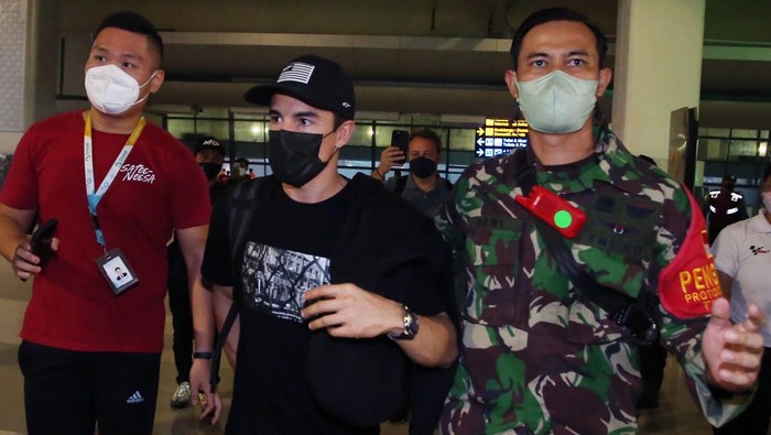PEBALAP MOTOGP TIBA DI INDONESIA Pebalap MotoGP dari tim Aprilia Racing (Aprilia) Aleix Espargaro (tengah) setibanya di Bandara Soekarno Hatta,Tangerang, Banten, Selasa (15/03/2022). Sebanyak 24 orang pebalap dari 12 tim MotoGP sudah tiba di Indonesia yaitu 20 orang diantaranya akan mengikuti parade di Jakarta sebelum turun di MotoGP seri kedua Pertamina Grand Prix of Indonesia di Pertamina Mandalika International Street Circuit. ANTARA FOTO/Muhammad Iqbal/nym.