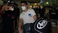 Pebalap MotoGP dari tim Aprilia Racing (aprilia) Maverick Vinales (tengah) berswafoto dengan penggemarnya setibanya di Bandara Soekarno Hatta,Tangerang, Banten, Selasa (15/3/2022).